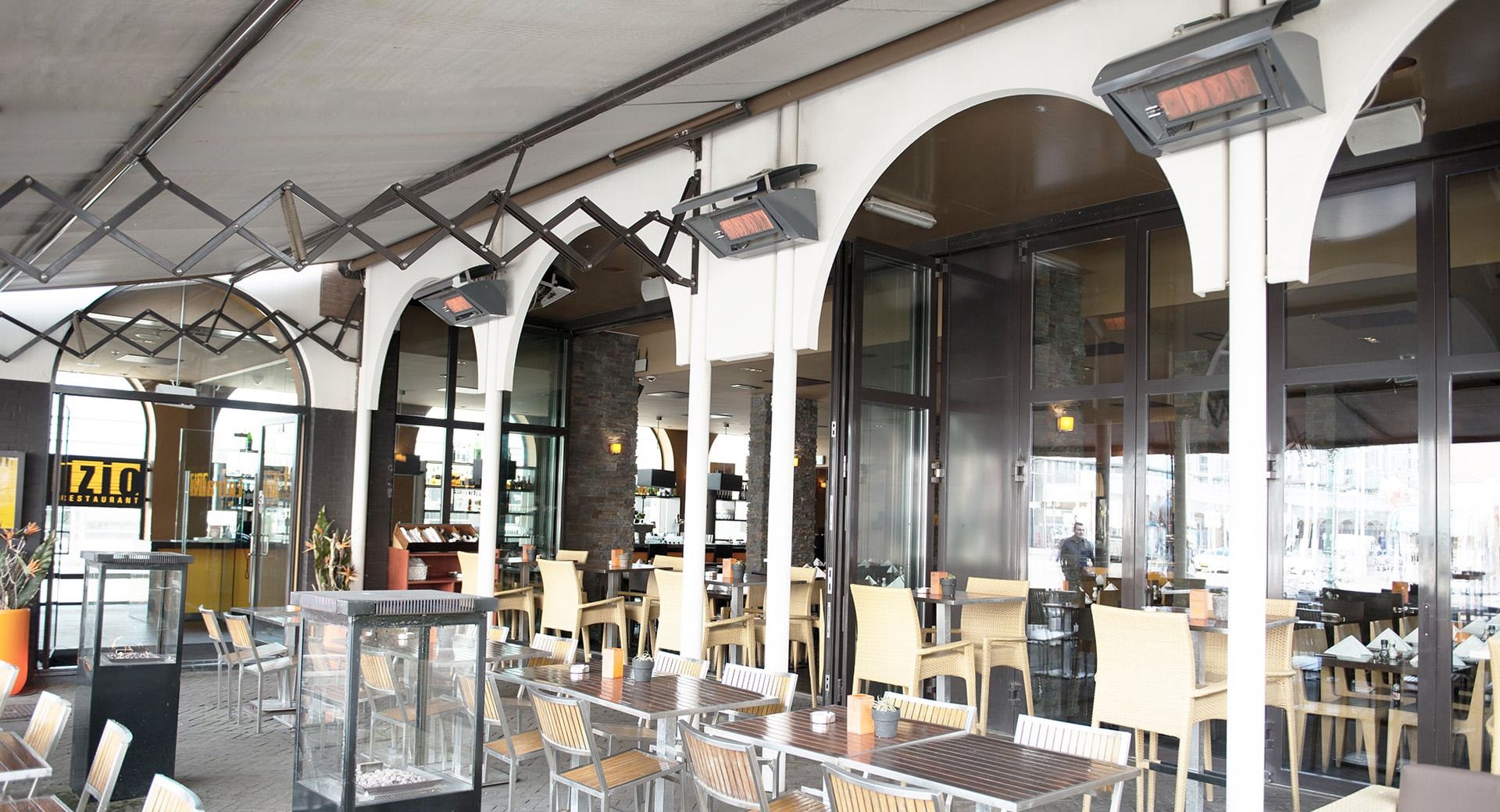 Eine Restaurantterasse mit Terrassenstrahlern der Firma Schwank.