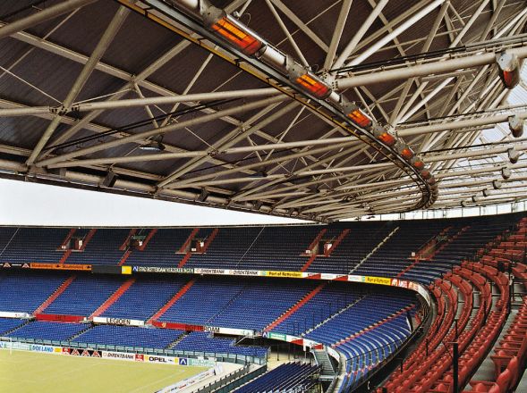 Schwank Hellstrahler als Stadionheizung im Stadion von Rotterdam.