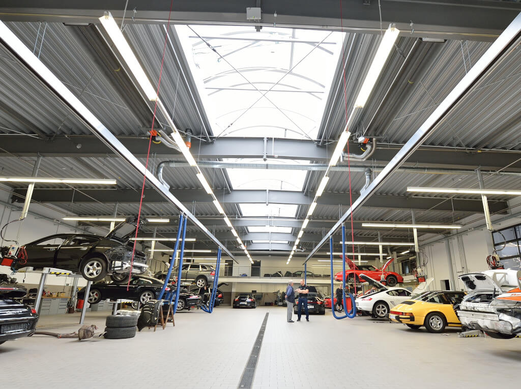 Hallenheizung in einer Porsche Werkstatt.