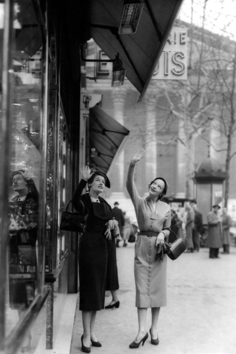 Zwei Damen stehen unter einem Schwank Infrarotstrahler auf der Rue Tronchet, Paris, 1948.