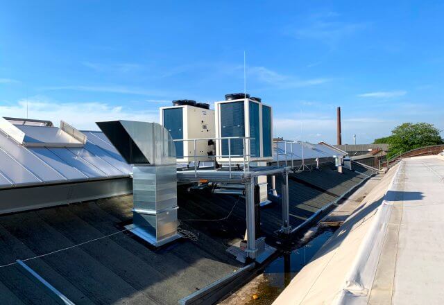 Kaltwassersätze als Klimasystem auf dem Dach einer Industriehalle.