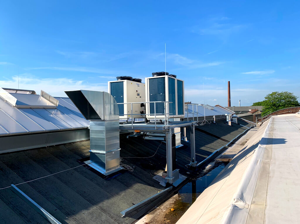 Kaltwassersätze als Klimasystem auf dem Dach einer Industriehalle.